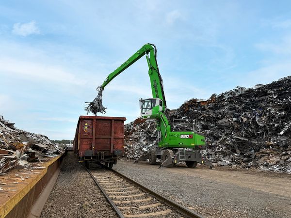 Umschlagmaschine aus grünem Stahl im Schrottrecycling Umschlagmaschine aus grünem Stahl im Schrottrecycling