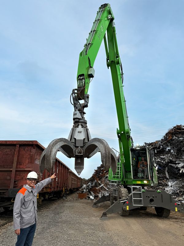 Umschlagmaschine aus grünem Stahl im Schrottrecycling Umschlagmaschine aus grünem Stahl im Schrottrecycling