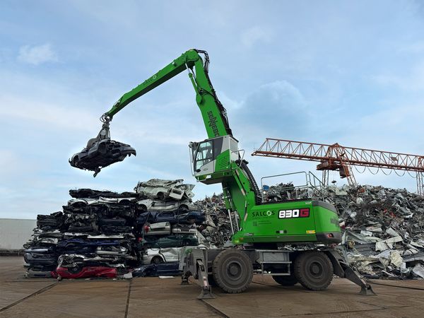 Umschlagmaschine aus grünem Stahl im Schrottrecycling Umschlagmaschine aus grünem Stahl im Schrottrecycling