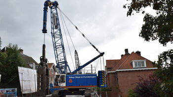 Precision work with a duty cycle crane that weighs tons: SENNEBOGEN 690 with a diaphragm wall grab in the front yard