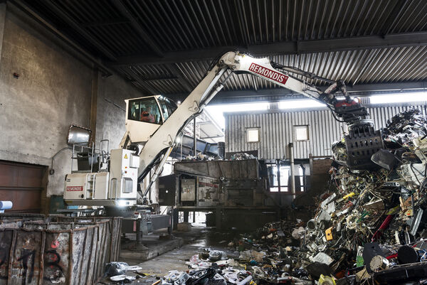 SENNEBOGEN Umschlagmaschine Elektroumschlagmaschine Elektrobagger 817 E Elektro Recycling Abfallwirtschaft Sortiergreifer