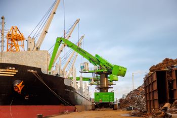 SENNEBOGEN 880 EQ loads a ship SENNEBOGEN 880 EQ loads a ship