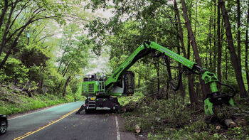 Tree surgery in urban settings has never been so easy: SENNEBOGEN 718 E is impressively efficient
