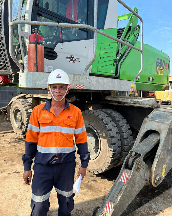 SENNEBOGEN 830 E - Holzumschlag SENNEBOGEN 830 E - Holzumschlag