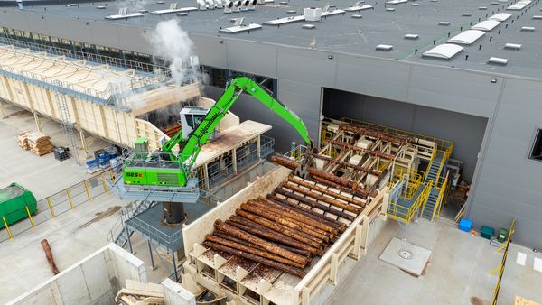 Furnierwerk-SENNEBOGEN 825-Elektrobagger in Litauen-Holzlogistik