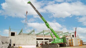 Precast concrete assembly with 120 t telescopic crawler crane: Construction of a logistics hall