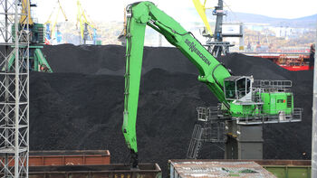 Warenströme seit über 100 Jahren: Umschlagbagger SENNEBOGEN 875 entlädt Kohle im Hafen Murmansk