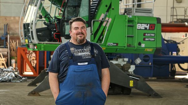 SENNEBOGEN 824 G-Akkumaschine-Halleneinsatz-Akkubagger-Cronimet SENNEBOGEN 824 G-Akkumaschine-Halleneinsatz-Akkubagger-Cronimet