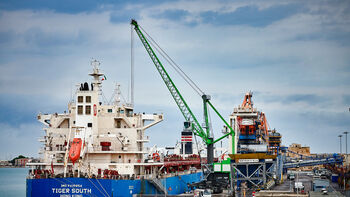 Neue Dimensionen im Hafen: Hafenmobilkran 9300 E-Serie jetzt im Einsatz in Italien