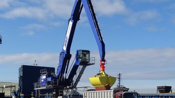 Neuer Hafen-Umschlagbagger für britischen Hafen ABP Immingham: SENNEBOGEN 875 Mobil