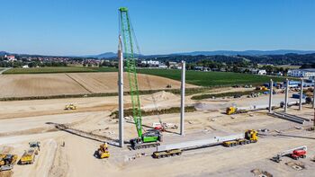 Literally a high performance: 180 t crawler crane from SENNEBOGEN at work at the construction of the Customer Service Center in Steinach, Germany