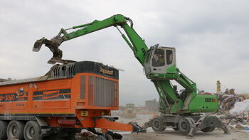 Material handlers for recycling at CarlF: Shredder feeding with SENNEBOGEN 821