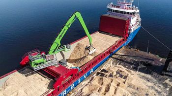 Self-Discharger: MV Nor Viking handles bulk cargo and timber with a SENNEBOGEN 875 E Self-Discharger: MV Nor Viking handles bulk cargo and timber with a SENNEBOGEN 875 E