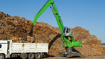 Two SENNEBOGEN machines in timber handling implementation: SENNEBOGEN 830 Electro and 835 Mobile special