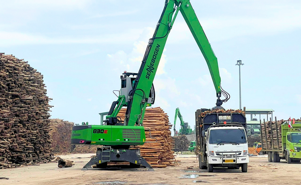 SENNEBOGEN 830 E - Holzumschlag SENNEBOGEN 830 E - Holzumschlag