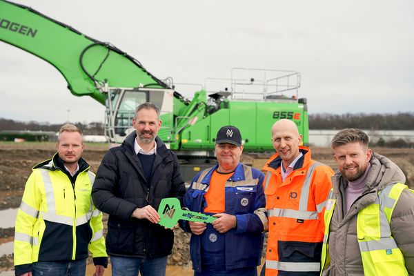 SENNEBOGEN 855 E Hybrid - Kiesgewinnung Feierliche Übergabe des SENNEBOGEN 855 R Hybrid an einem Kieswerk in Vienenburg mit Vertretern des Kunden und SENNEBOGEN.