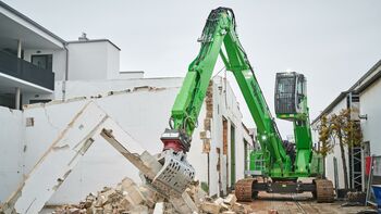 825 Demolition machine makes room for something new at SENNEBOGEN's own plant in Straubing, Germany