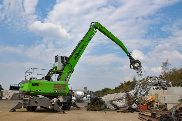 SENNEBOGEN material handler material handling machine 830 E scrap handling scrap yard orange peel grab
