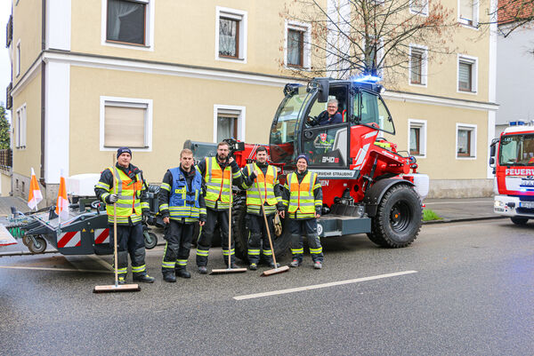 Ölspur beseitigen, SENNEBOGEN 340 G, Teleskoplader mit Feuerwehr Ausrüstung Ölspur beseitigen, SENNEBOGEN 340 G, Teleskoplader mit Feuerwehr Ausrüstung