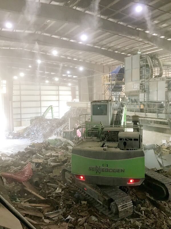 818 R crawler material handler: operation in the halls of the recycling plant in the US