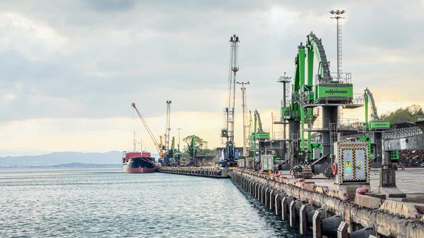 Several SENNEBOGEN 870 E material handlers lined up along the quay at the Diler Demir Celik port in Turkey.