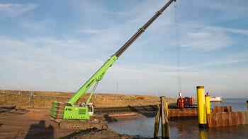 Telescopic crawler crane on the water: new slipway development