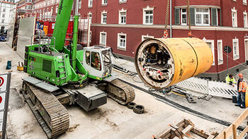 Multitalent auf Münchner Baustelle – Raupentelekran 673 E von SENNEBOGEN unterstützt unterirdische Rohrvortriebsarbeiten