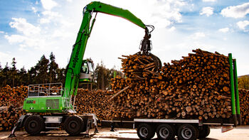 Holztransport in einer neuen Dimension: Fiberboard nutzt SENNEBOGEN 830 E im Anhängerbetrieb