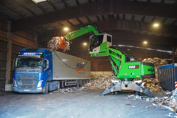 SENNEBOGEN 822 G verlädt mit seiner 10 m Reichweite mühelos Abfall in einen LKW.