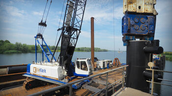 De Klerk Werkendam relies on a SENNEBOGEN 2200 E crawler crane for quay restoration
