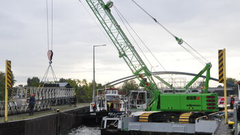 Duty cycle crawler crane in hydraulic engineering applications: SENNEBOGEN 655 HD at WSA Aschaffenburg