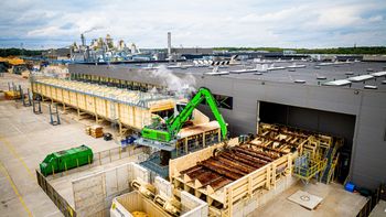 Furnierwerk-SENNEBOGEN 825-Elektrobagger in Litauen-Holzlogistik