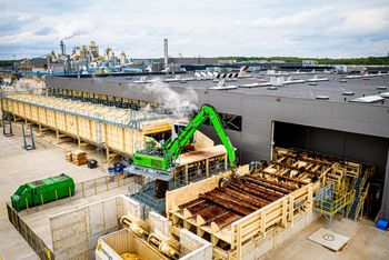 Furnierwerk-SENNEBOGEN 825-Elektrobagger in Litauen-Holzlogistik