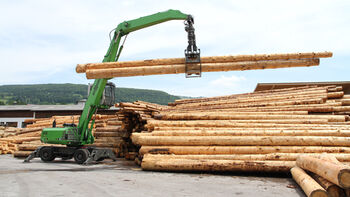 From round timber to pallets: the SENNEBOGEN 825 M in use at the sawmill