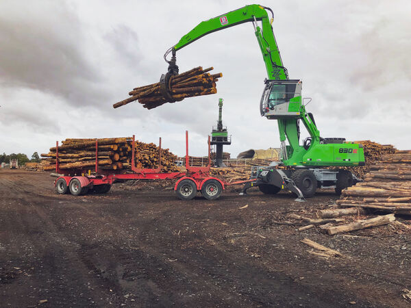 The SENNEBOGEN 830 trailer handles timber in the Southern Hemisphere
