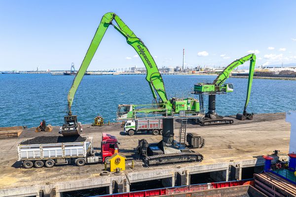 SENNEBOGEN 870 E Umschlagbagger beim Schüttgutumschlag am Hafenpier von Yeşilyurt in der Türkei.