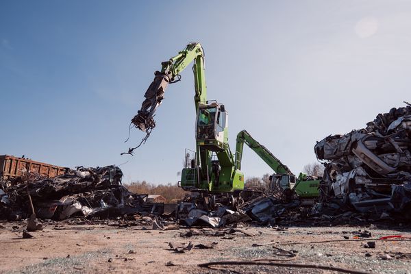 SENNEBOGEN 821 E hebt bei Recycar demontierte Fahrzeugkomponenten mit dem Powerhand-System aus einem Altfahrzeug.