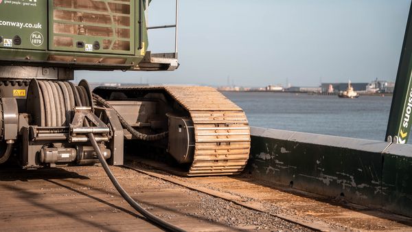 SENNEBOGEN 865E: Tidenhub im Materialumschlag SENNEBOGEN 865E: Tidenhub im Materialumschlag