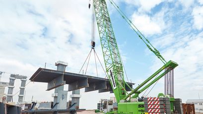 Raupenkran SENNEBOGEN 5500 Hebearbeiten 180 t 200 t Raupenkran Gittermastkran SENNEBOGEN 5500 Hebearbeiten Brückenmontage Baustelle Baustellenkran