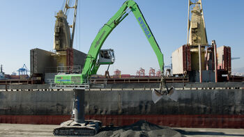 Reliable materials handling: SENNEBOGEN 835 Crawler in demanding port implementation
