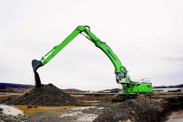 SENNEBOGEN 855 E Hybrid - Kiesgewinnung SENNEBOGEN 855 E Hybrid schüttet Kies auf einen Lagerhaufen im Kieswerk Vienenburg.