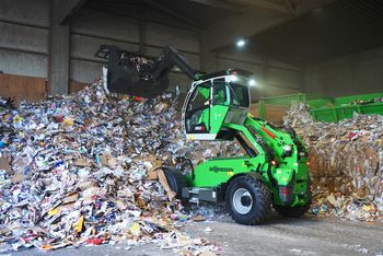 SENNEBOGEN 360 G Teleskoplader beim Verladen von Recyclingmaterial