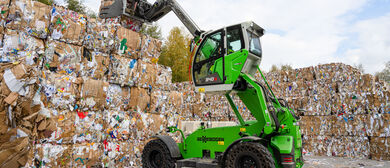 Teleskoplader Telehandler mit Ballenklammer im Recycling Abfallwirtschaft SENNEBOGEN 3.40 G