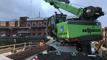 A SENNEBOGEN crane is doing the job for company Per Aarsleff with a port Project