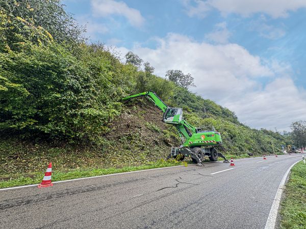 Fällbagger 728 E beseitigt Sturmschäden an Bahnstrecke