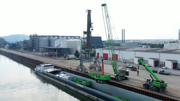 Safe loading: The machines are lifted precisely onto the barge using a tandem lift.