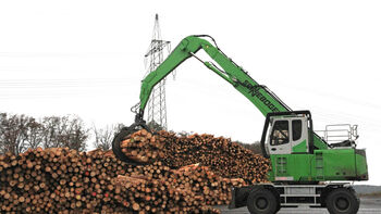 Pick & carry machine in practical use: SENNEBOGEN 735 E-Series at Holz Weinzierl