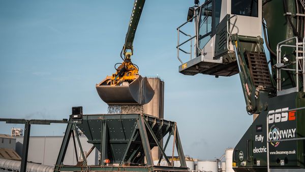 SENNEBOGEN 865E: Tidenhub im Materialumschlag SENNEBOGEN 865E: Tidenhub im Materialumschlag