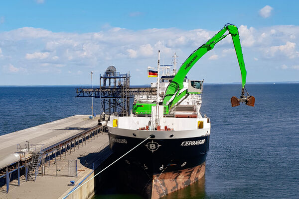 SENNEBOGEN 860 Hybrid E-Serie beim Materialumschlag im Hafen in Norwegen