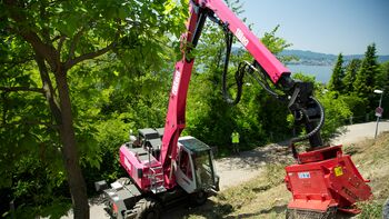 Pink Panther in der Schweiz: SENNEBOGEN 718 Forstteleskopkran im Einsatz